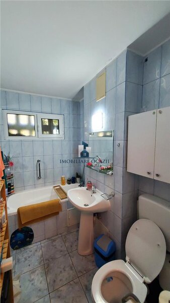 Berceni, Covasna, vanzare apartament 3 camere decomandat.